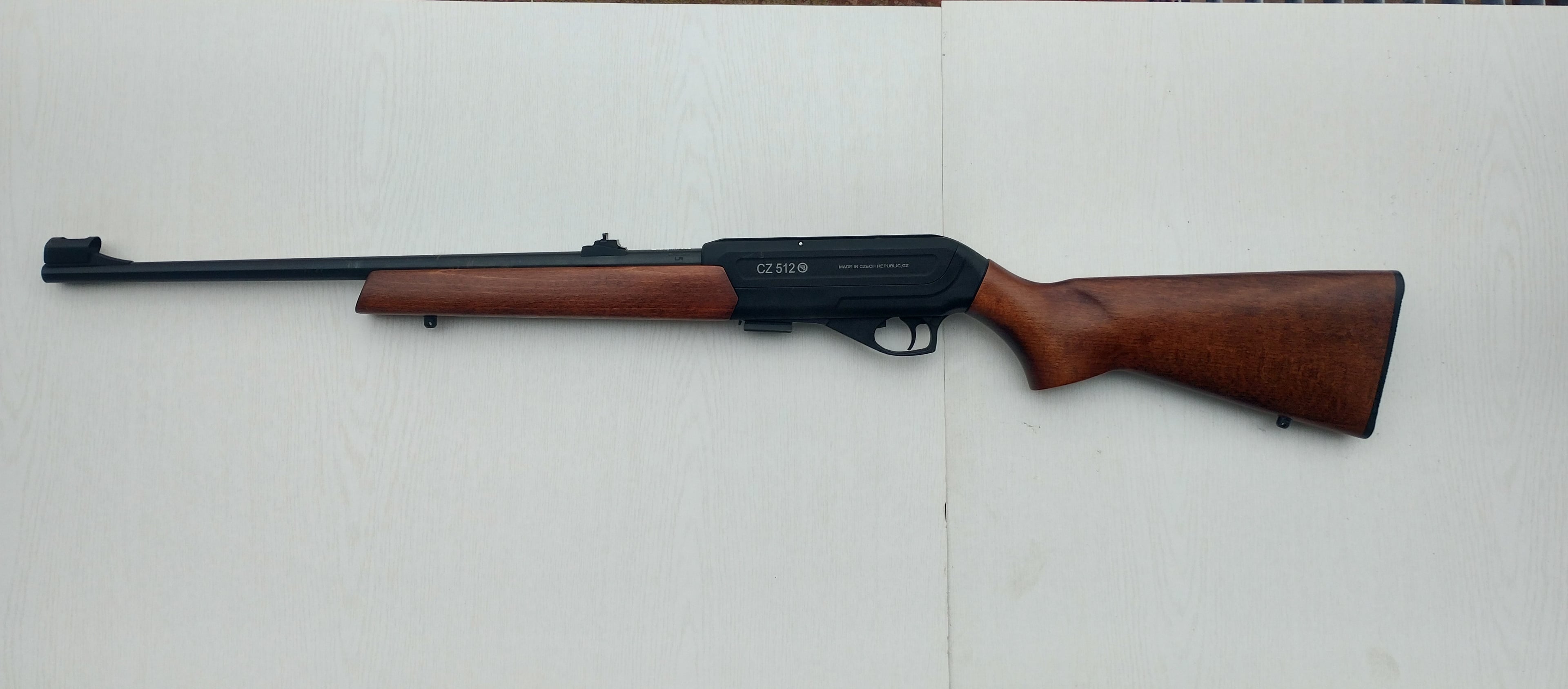 Samonabíjecí puška ráže .22LR, otevřená miřidla.